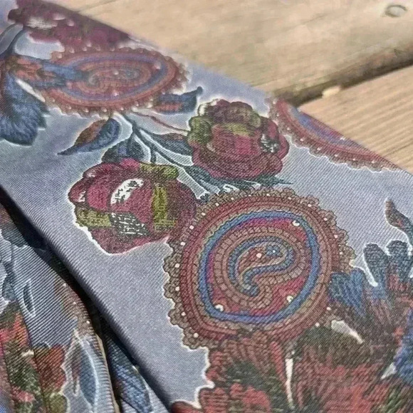 Vintage Yves Saint Laurent YSL men's 100percent  silk tie - Picture 5 of 8